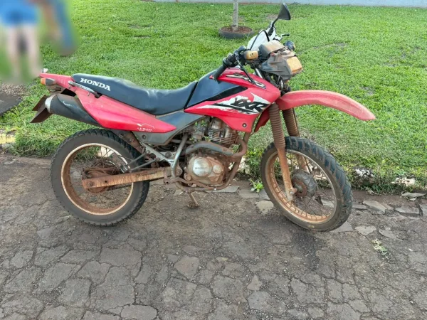 Carro e moto colidem em cruzamento em Mercedes