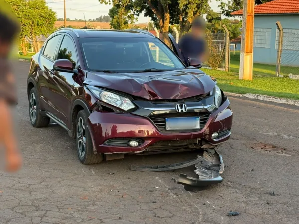 Carro e moto colidem em cruzamento em Mercedes