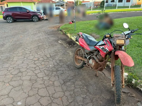 Carro e moto colidem em cruzamento em Mercedes