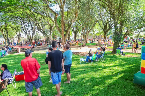 Brincando na Praça reúne centenas de crianças em tarde de diversão em Mercedes