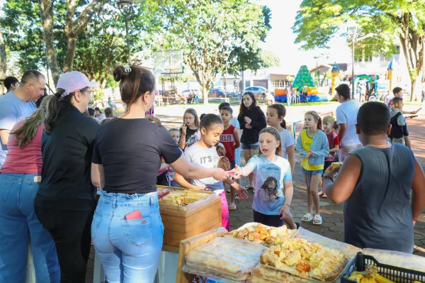 Brincando na Praça reúne centenas de crianças em tarde de diversão em Mercedes