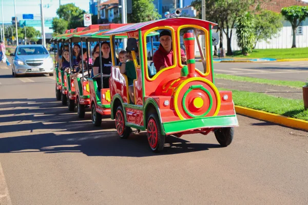 Brincando na Praça reúne centenas de crianças em tarde de diversão em Mercedes