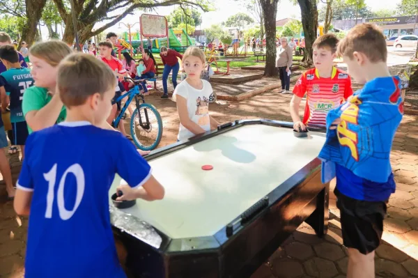 Brincando na Praça reúne centenas de crianças em tarde de diversão em Mercedes