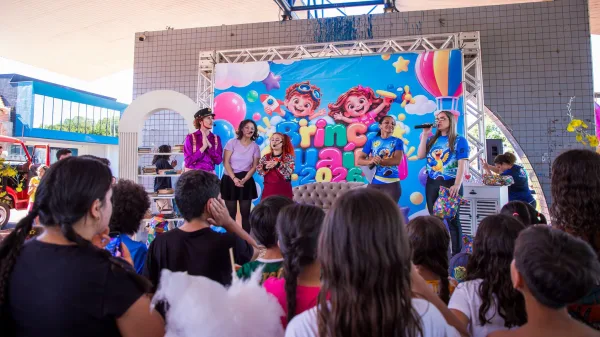 Brinca Guaíra reúne crianças e famílias e marca entrega de parque infantil na Praça Duque de Caxias