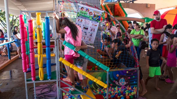 Brinca Guaíra reúne crianças e famílias e marca entrega de parque infantil na Praça Duque de Caxias