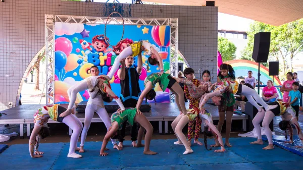 Brinca Guaíra reúne crianças e famílias e marca entrega de parque infantil na Praça Duque de Caxias