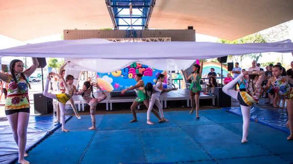 Brinca Guaíra reúne crianças e famílias e marca entrega de parque infantil na Praça Duque de Caxias